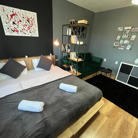 Mickitos City Center Apartment Skopje Eksteriør billede